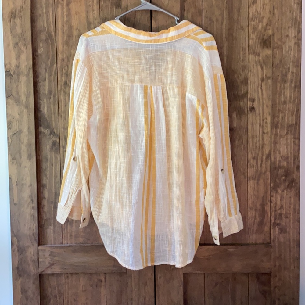 Unique Spectrum Linen Front-Button ShortSleeve Top - Picture 2 of 9
